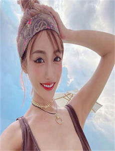 《双飞两个丰满少妇11P-一边喂奶一边做边爱》